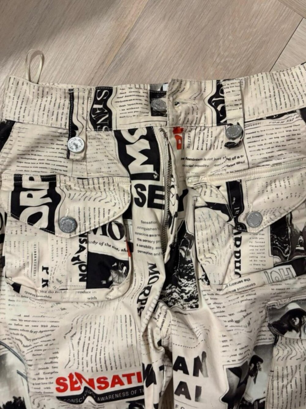 With Jean Tommy Newspaper Print Cargo Pants with buckle detailing XS - Picture 4 of 5